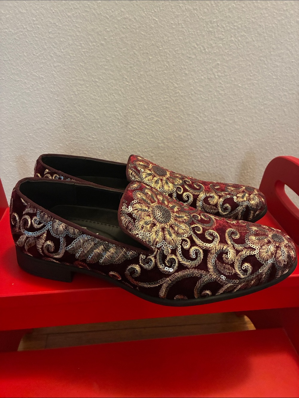 Amali Men's NWOT Burgundy Velvet Slip-On Loafers with Gold Embroidery Size 8.5